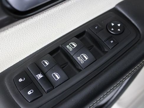 Used 2024 Chrysler Pacifica Touring-L image 21