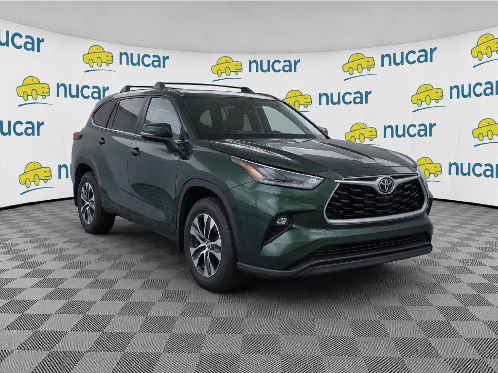 Used 2023 Toyota Highlander XLE AWD/4WD image 2
