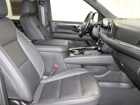 Used 2025 Chevrolet Suburban Z71 image 19
