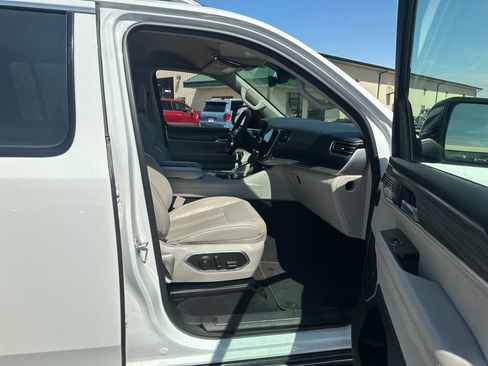 Used 2024 Jeep Wagoneer L Series II w/ Flexible Seating Group image 29