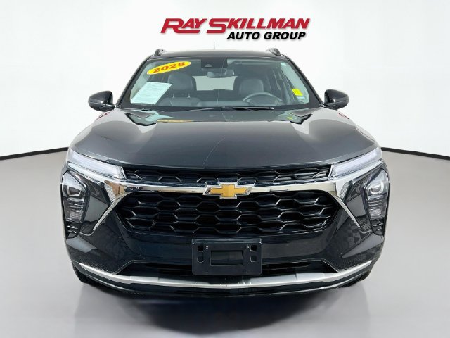 Used 2025 Chevrolet Trax LT FWD image 2