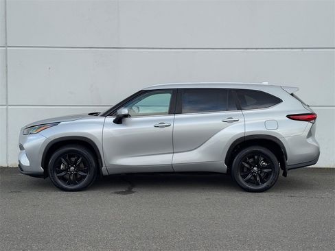 Certified 2023 Toyota Highlander XLE image 4