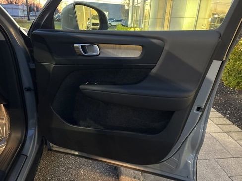 Used 2025 Volvo XC40 B5 Plus image 15