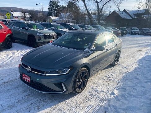 New 2025 Volkswagen Jetta SE image 3