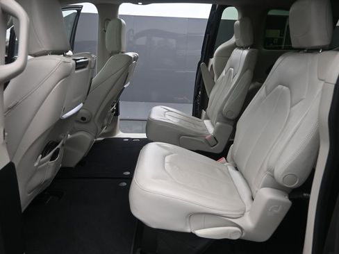 Used 2018 Chrysler Pacifica Touring-L Plus w/ Tire & Wheel Group image 13