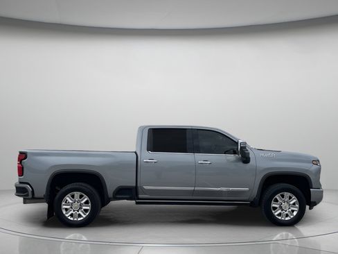 Used 2024 Chevrolet Silverado 2500 High Country w/ High Country Premium Package AWD/4WD image 2