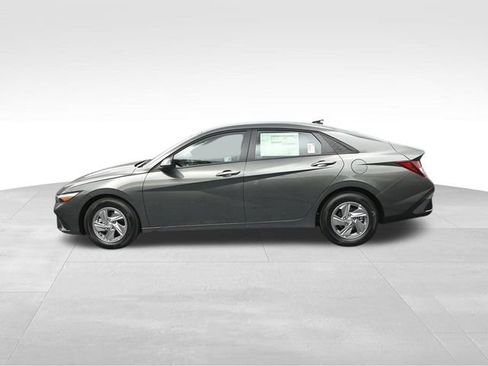 Used 2025 Hyundai Elantra SE FWD image 6