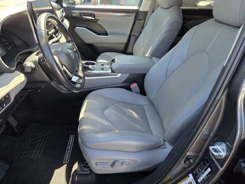 Used 2023 Toyota Highlander Limited image 16