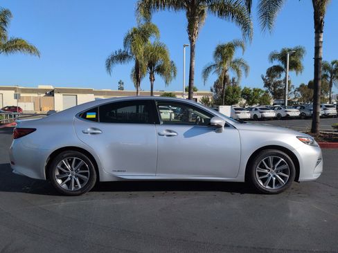 Used 2018 Lexus ES 300h w/ Navigation Package FWD image 11