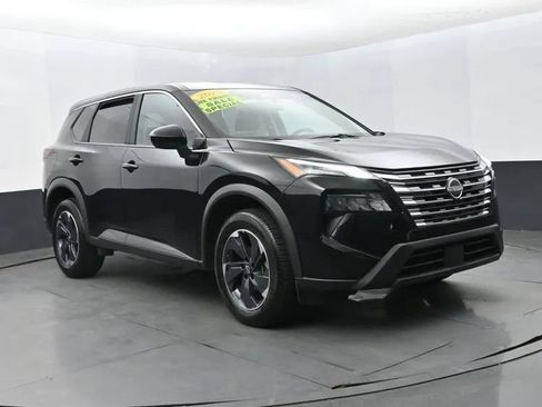 Used 2025 Nissan Rogue SV FWD image 2