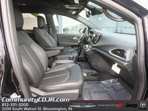 New 2025 Chrysler Pacifica Select image 18