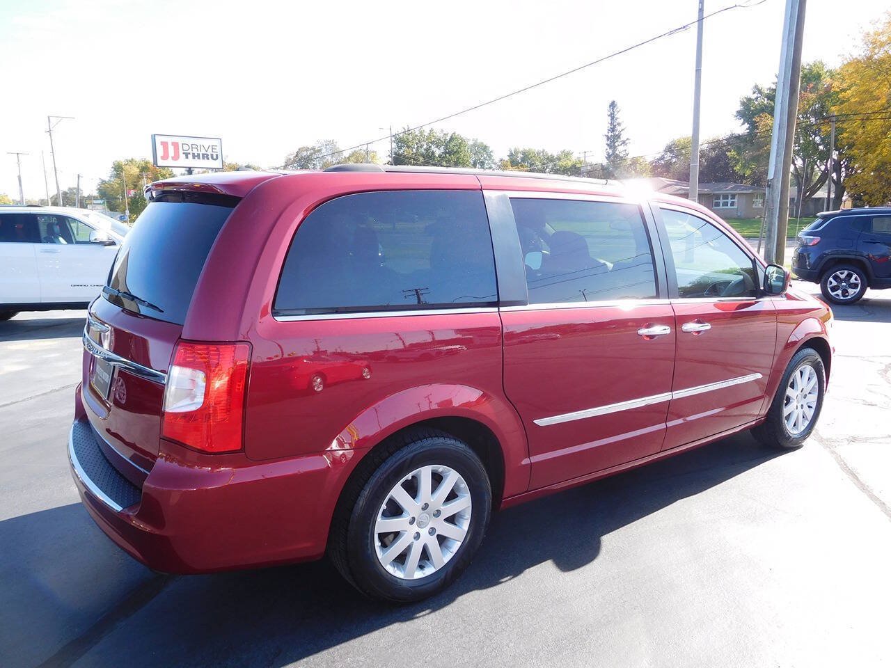 Used 2016 Chrysler Town & Country Touring w/ Driver Convenience Group FWD image 3