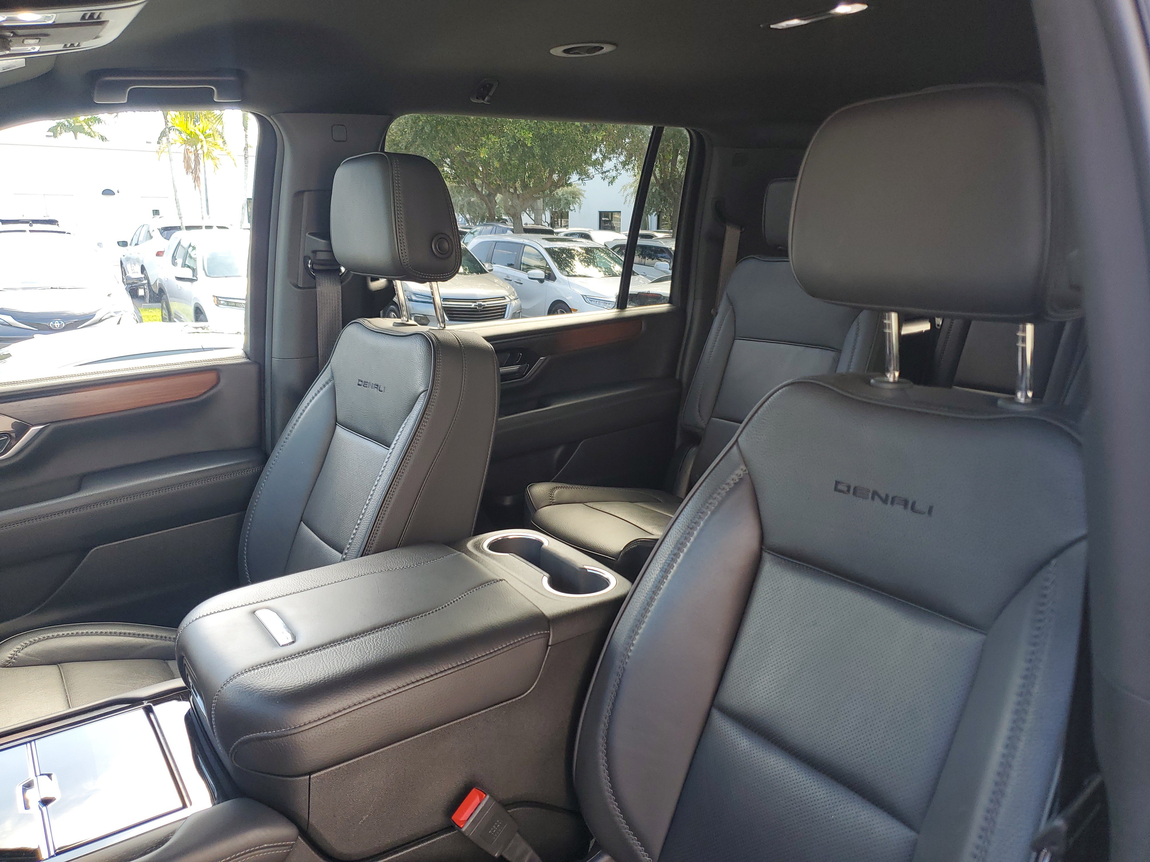 Used 2025 GMC Yukon XL Denali AWD/4WD image 22