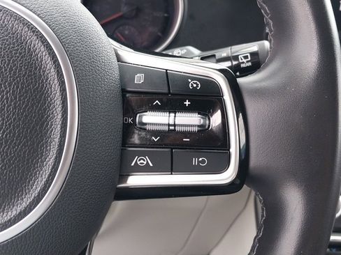 Used 2024 Kia Carnival LX image 21