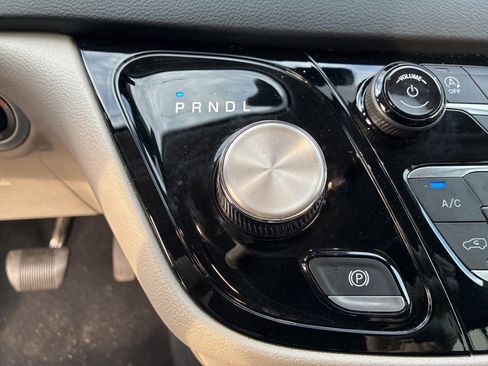 Used 2023 Chrysler Pacifica Touring-L FWD image 19