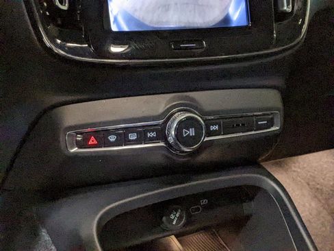 Certified 2024 Volvo XC40 B5 Plus w/ Climate Package AWD/4WD image 18