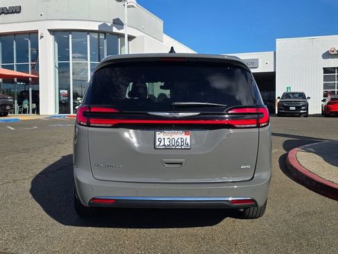 Certified 2025 Chrysler Pacifica Select AWD/4WD image 5