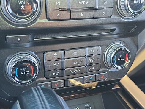 Used 2015 Ford F150 Platinum w/ Equipment Group 701A Luxury image 20