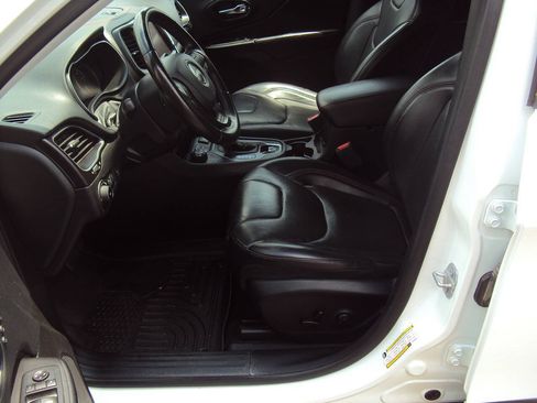 Used 2019 Jeep Cherokee Trailhawk AWD/4WD image 6