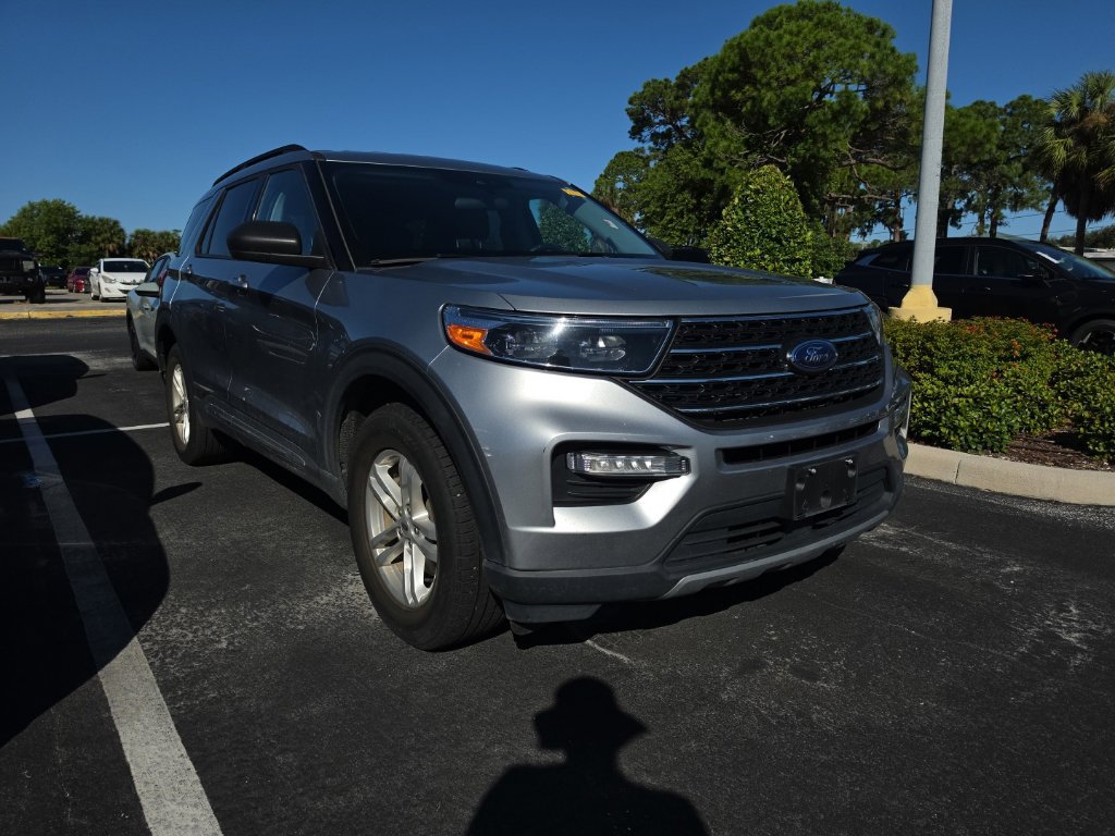 Used 2023 Ford Explorer XLT w/ Equipment Group 202A AWD/4WD image 3