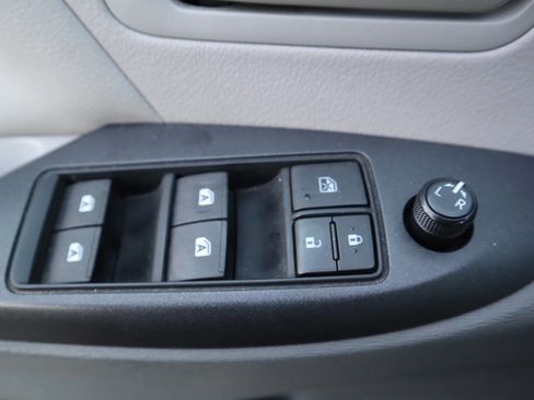 Used 2015 Toyota Sienna L image 40