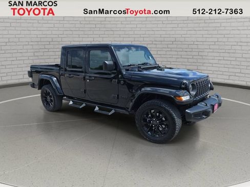 Used 2025 Jeep Gladiator Sport AWD/4WD image 3