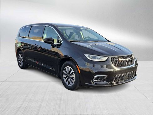 Used 2022 Chrysler Pacifica Touring-L image 2