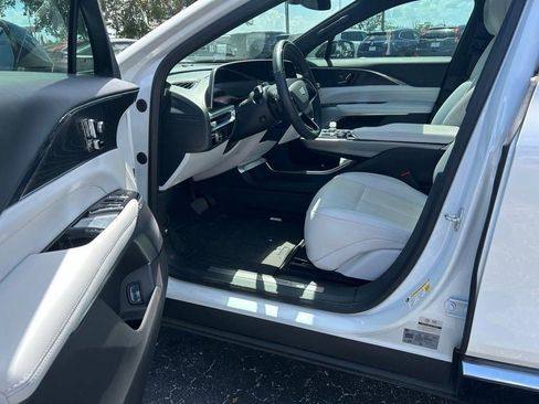 Certified 2024 Cadillac Lyriq Luxury image 9