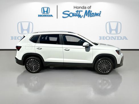 Used 2025 Volkswagen Taos SE image 8