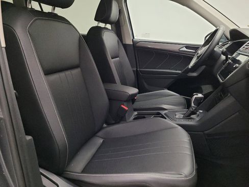 Used 2023 Volkswagen Tiguan SE w/ Panoramic Sunroof Package FWD image 21