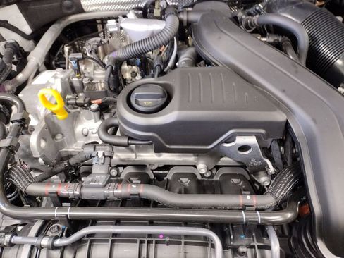 New 2025 Volkswagen Taos SE image 6