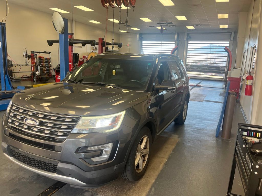 Used 2016 Ford Explorer XLT w/ Equipment Group 202A FWD image 2