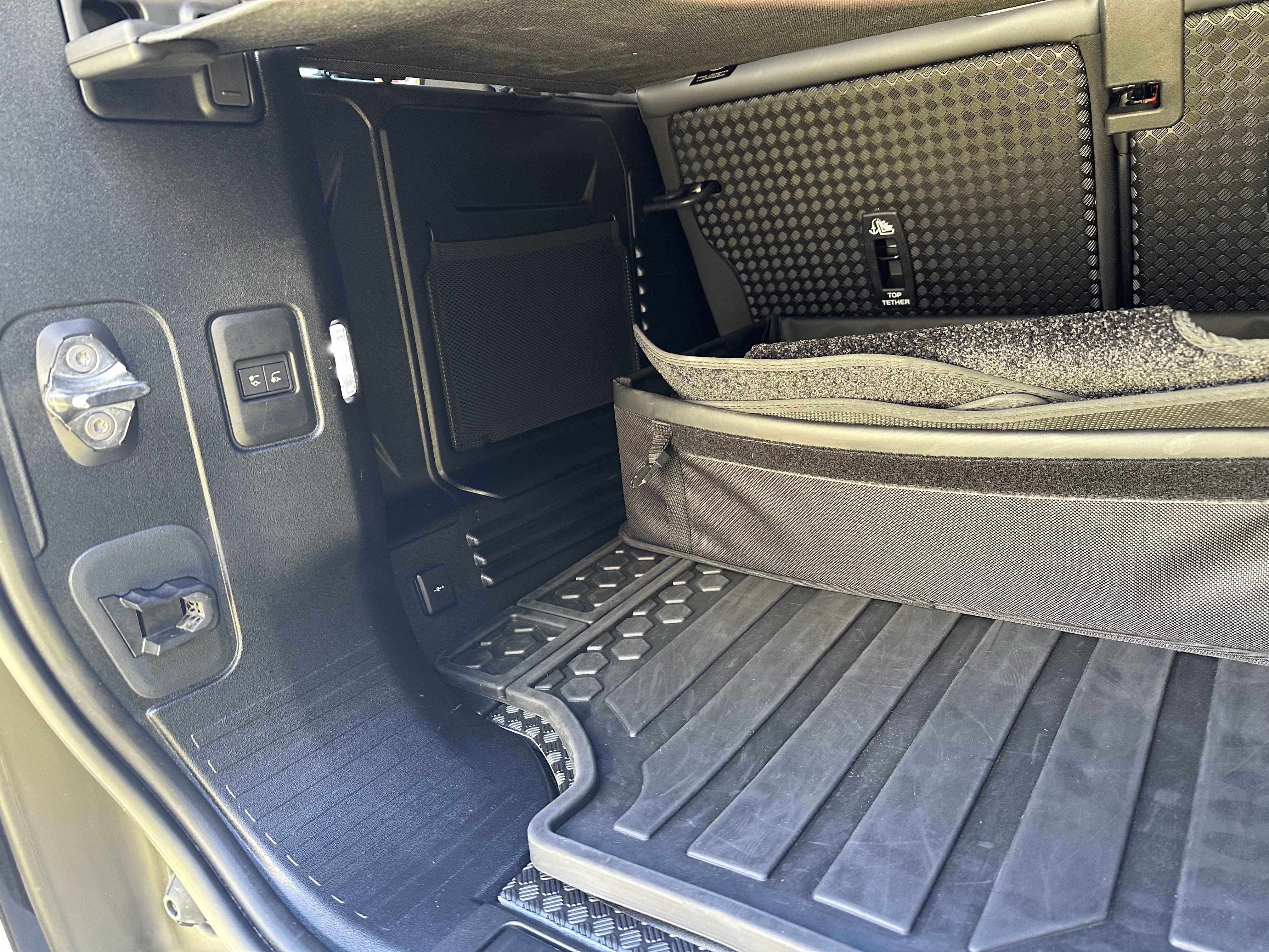 Certified 2025 Land Rover Defender 110 S AWD/4WD image 35