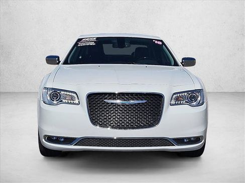 Used 2018 Chrysler 300 Limited image 2