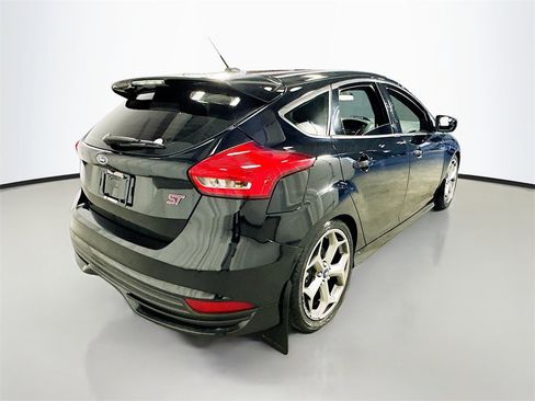 Used 2017 Ford Focus ST image 8