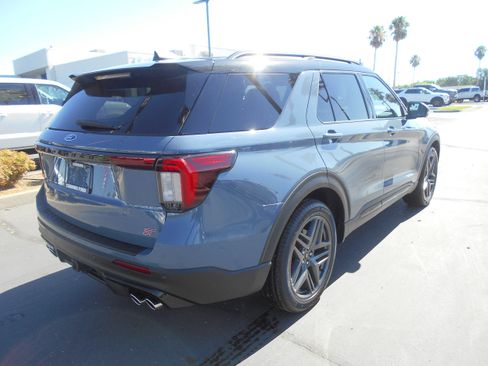 Used 2025 Ford Explorer ST AWD/4WD image 3