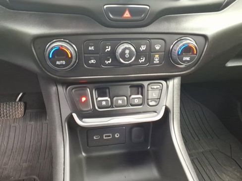 Used 2021 GMC Terrain SLE w/ Driver Convenience Package image 17