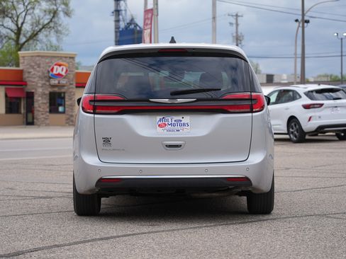 Used 2024 Chrysler Pacifica Touring-L FWD image 4