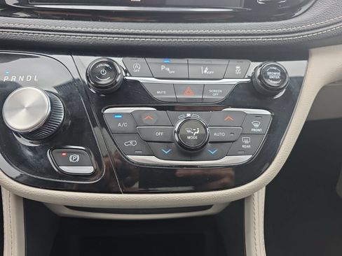 Used 2023 Chrysler Pacifica Limited FWD image 17