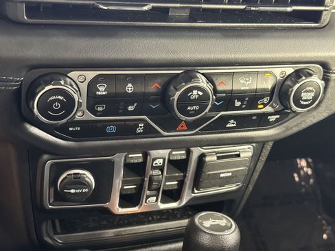 Used 2024 Jeep Wrangler Unlimited Sahara AWD/4WD image 45