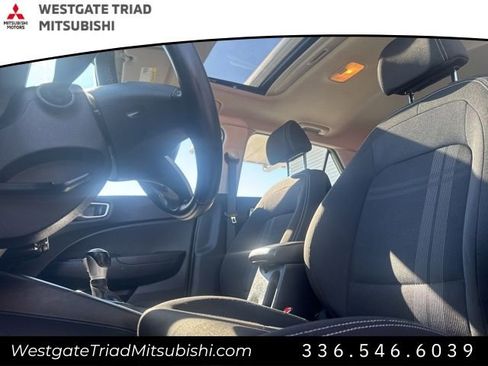 Used 2023 Hyundai Venue SEL FWD image 7
