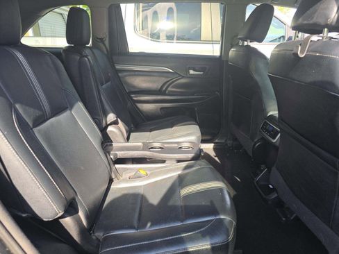 Used 2018 Toyota Highlander SE w/ Carpet Mat Package (TMS) AWD/4WD image 12