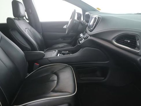 Used 2023 Chrysler Pacifica Limited w/ S Appearance Package FWD image 34