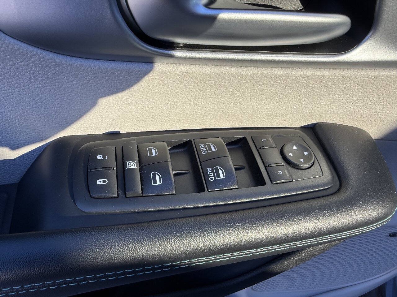 Used 2018 Chrysler Pacifica Limited w/ Advanced Safetytec Group FWD image 25