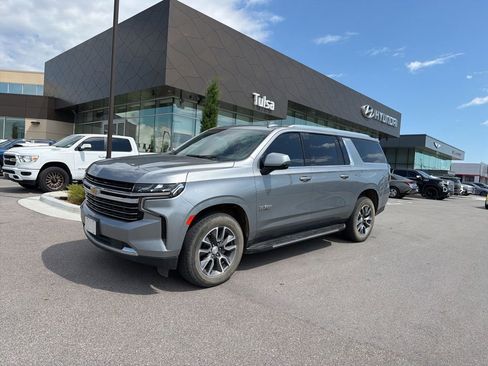 Used 2023 Chevrolet Suburban LT w/ LT Signature Plus Package RWD image 1