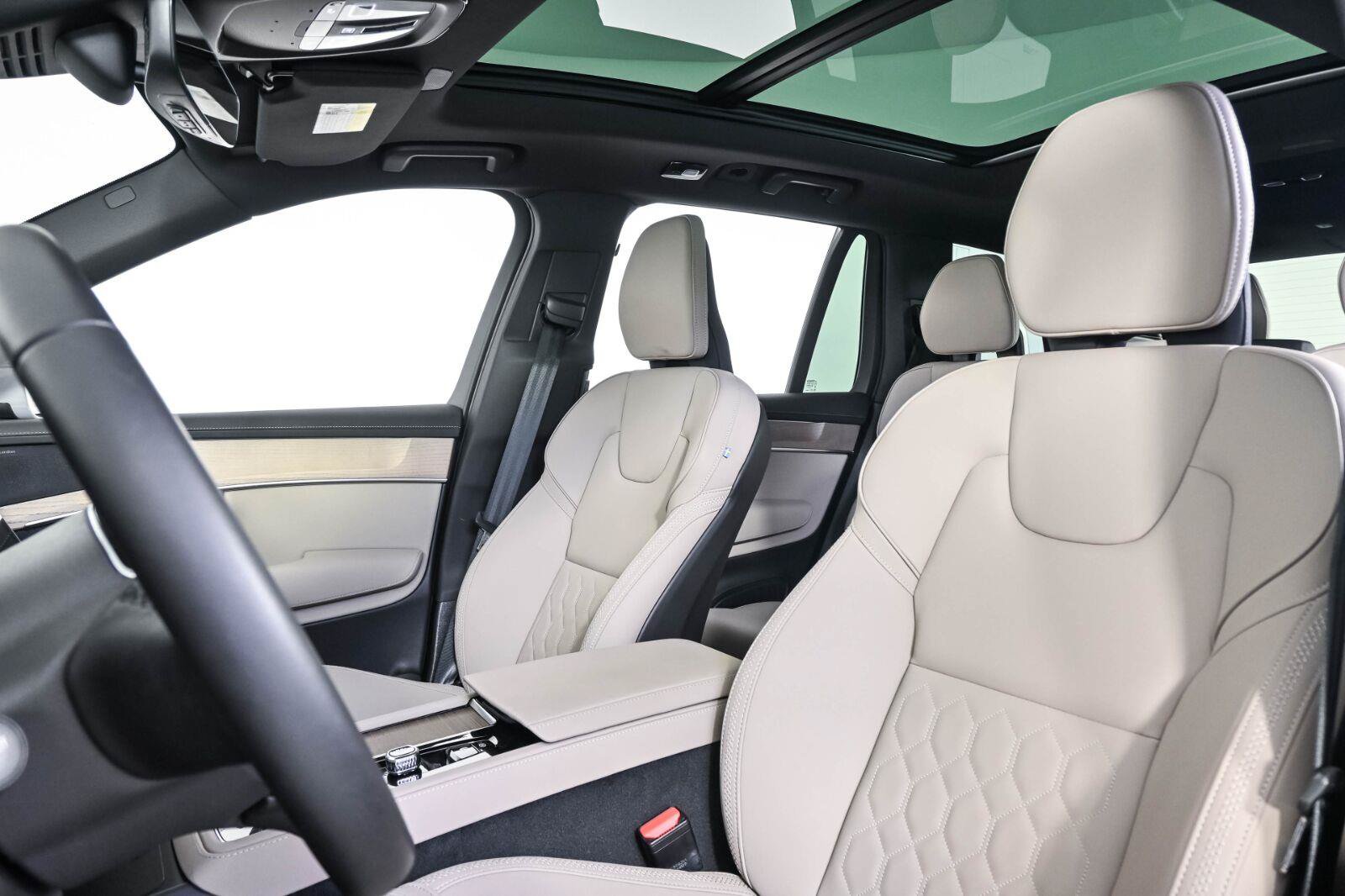 Certified 2026 Volvo XC90 B6 Plus AWD/4WD image 5