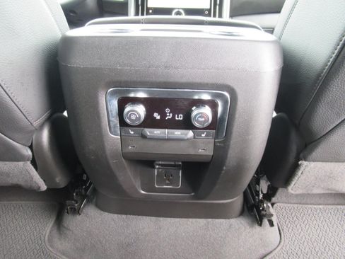 Used 2025 GMC Yukon XL Denali AWD/4WD image 33