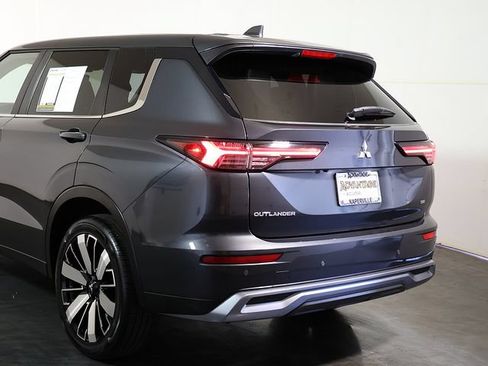 Used 2025 Mitsubishi Outlander SE FWD image 12