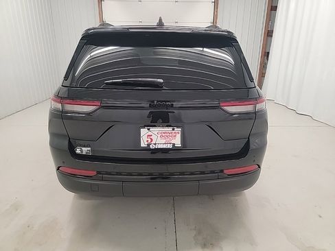 Used 2023 Jeep Grand Cherokee Altitude image 4