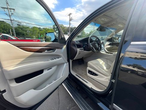 Used 2017 Cadillac Escalade Premium Luxury AWD/4WD image 9